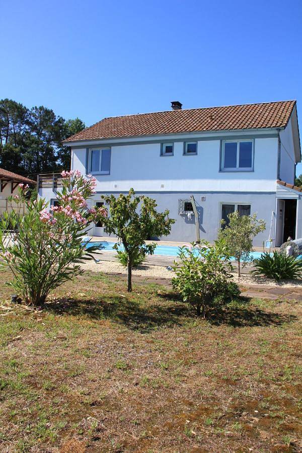 Appartement de vacances pour 6 personnes, avec terrasse et vue ainsi que piscine et jardin