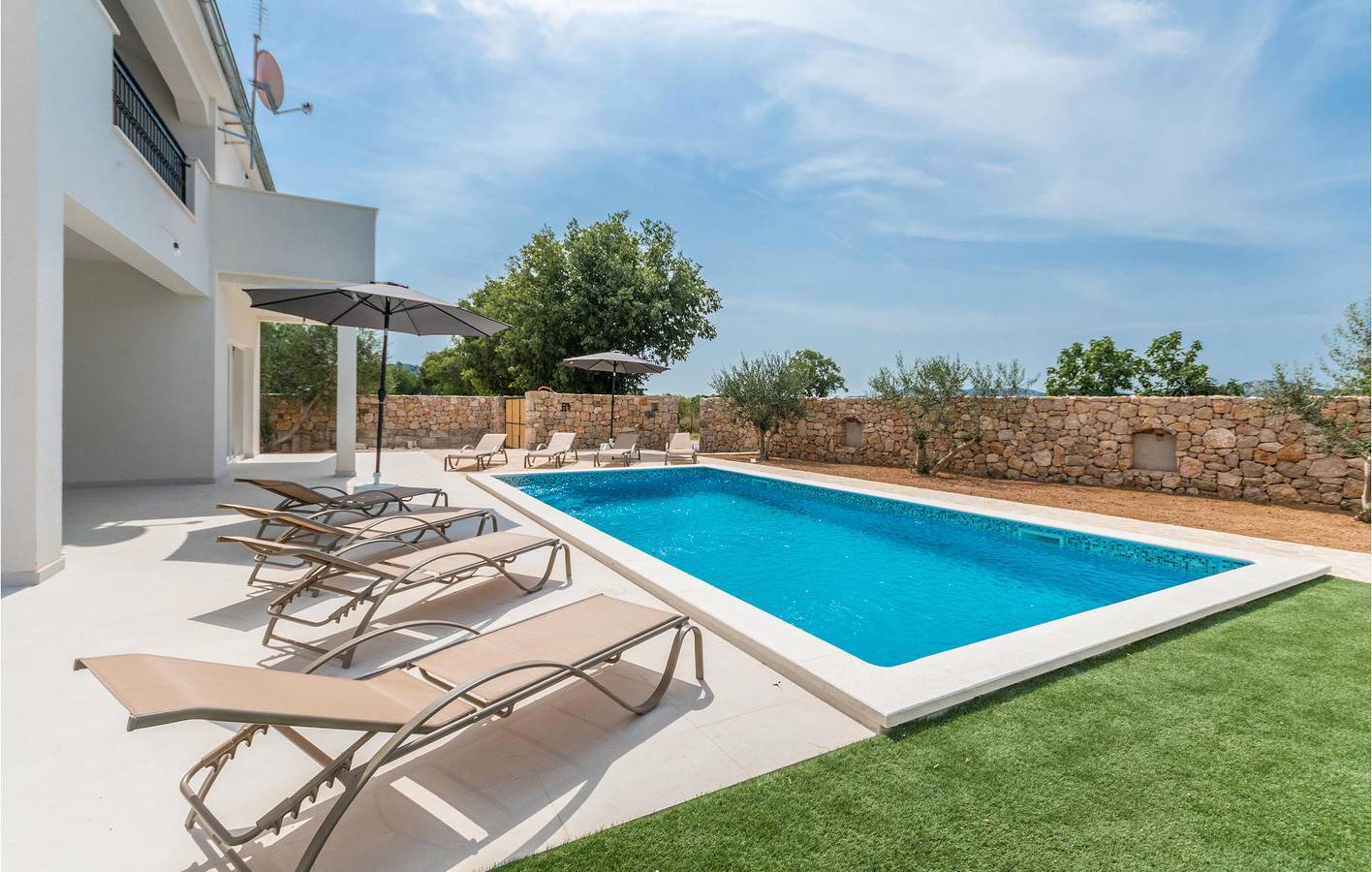 Charmantes, ca. 18 m² großes Apartment mit Pool, Küche und kostenlosem WLAN in Grad Benkovac, Zadar