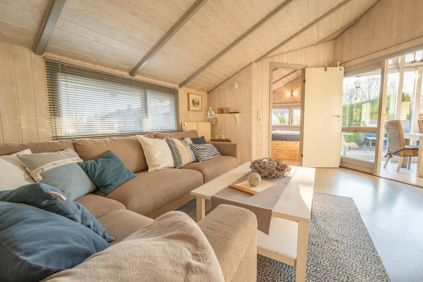 Kinderfreundliches 5 Personen Wellnessferienhaus Treibholz mit zwei Duschen und Toiletten, Sauna, Whirlpool, Kaminofen, Wintergarten und Kanu in Otterndorf in Otterndorf, Cuxland