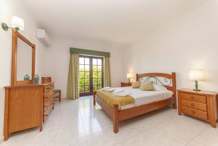 Gîte pour 2 personnes, avec terrasse ainsi que jardin et piscine à Lagos - 2