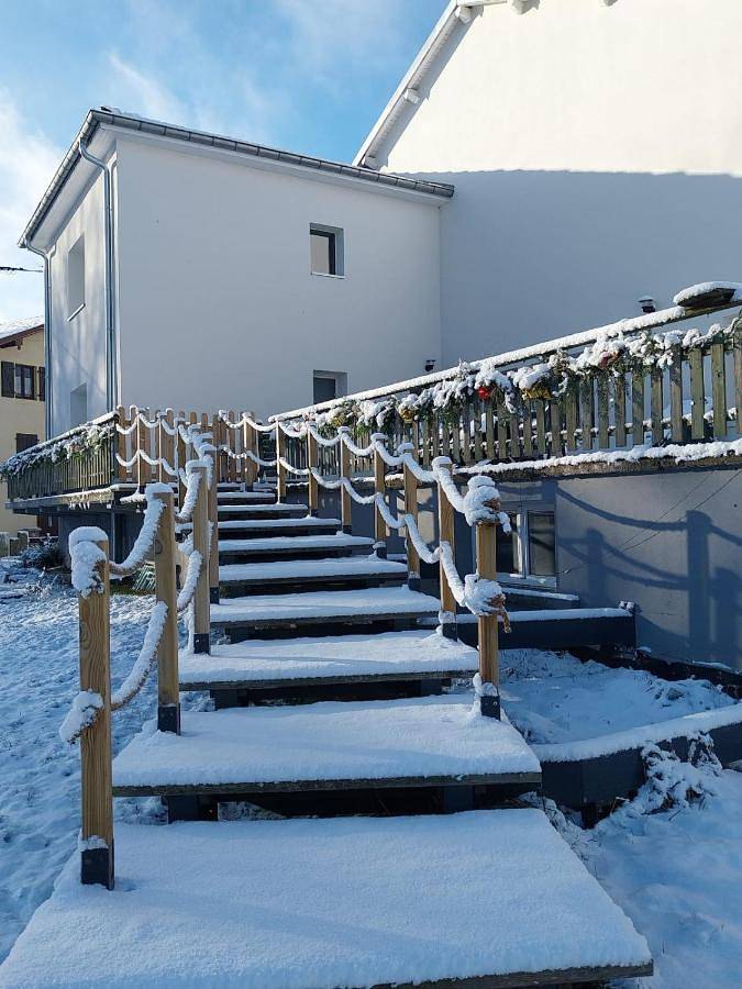 Location de vacances pour 10 personnes, avec Balcon et Terrasse ainsi que Jardin et Vue sur le lac à Hadol