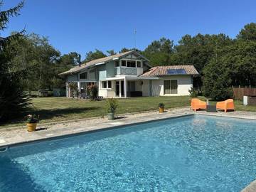 Gîte pour 8 personnes, avec terrasse ainsi que piscine et jardin à Rivière-Saas-et-Gourby