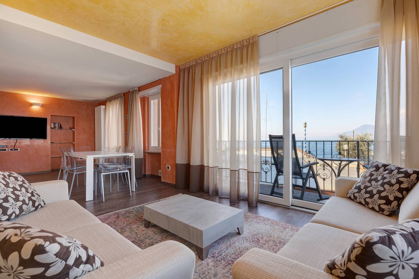 Ganze Wohnung, Ferienwohnung 'Bianca' mit Seeblick, Wi-Fi und Klimaanlage in Castelletto di Brenzone, Brenzone