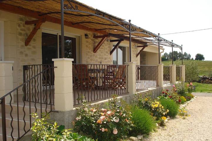 Location de vacances pour 6 personnes, avec terrasse et jardin à Ribaute-les-Tavernes