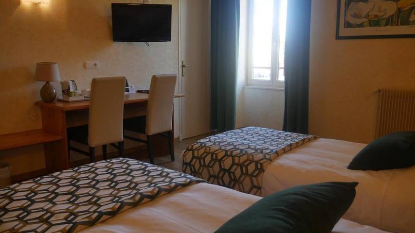 Hôtel pour 3 personnes, avec terrasse à Montmelard