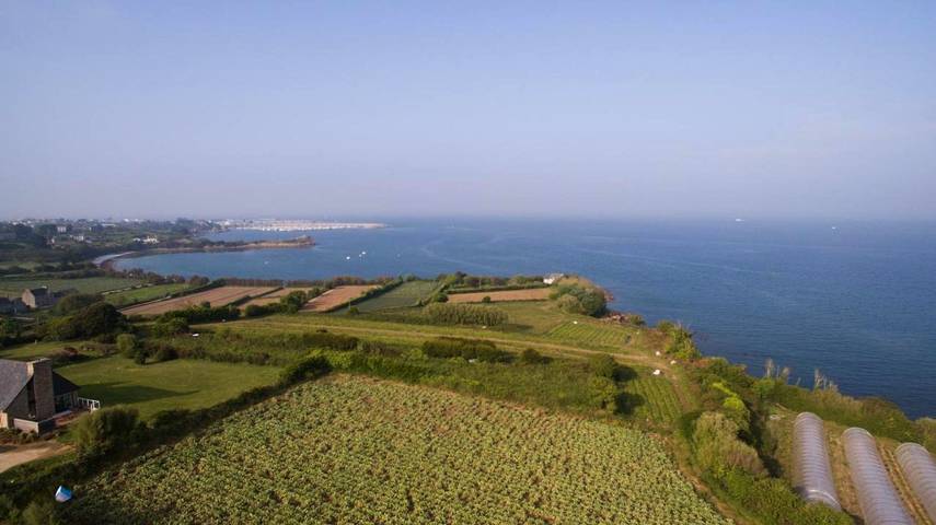 Location de vacances pour 6 personnes, avec piscine ainsi que vue et jardin à Roscoff - 2