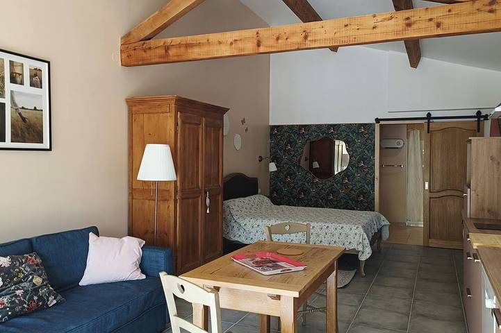Appartement entier, Grand studio avec jacuzzi extérieur in Lagnes, Parc naturel régional du Luberon
