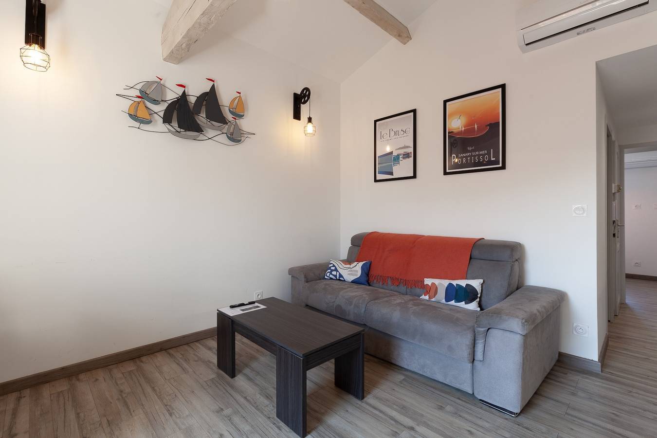 Appartement entier, Appartement lumineux refait à neuf avec Wi-Fi et climatisation in Sanary-sur-Mer, Côte méditerranéenne (France)