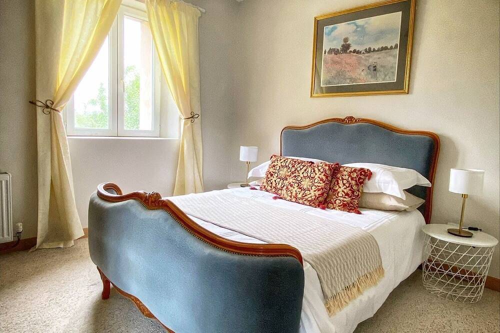 Nestled in the heart of the Charente, with easy access to swimming lakes. in Rouzède, Charente