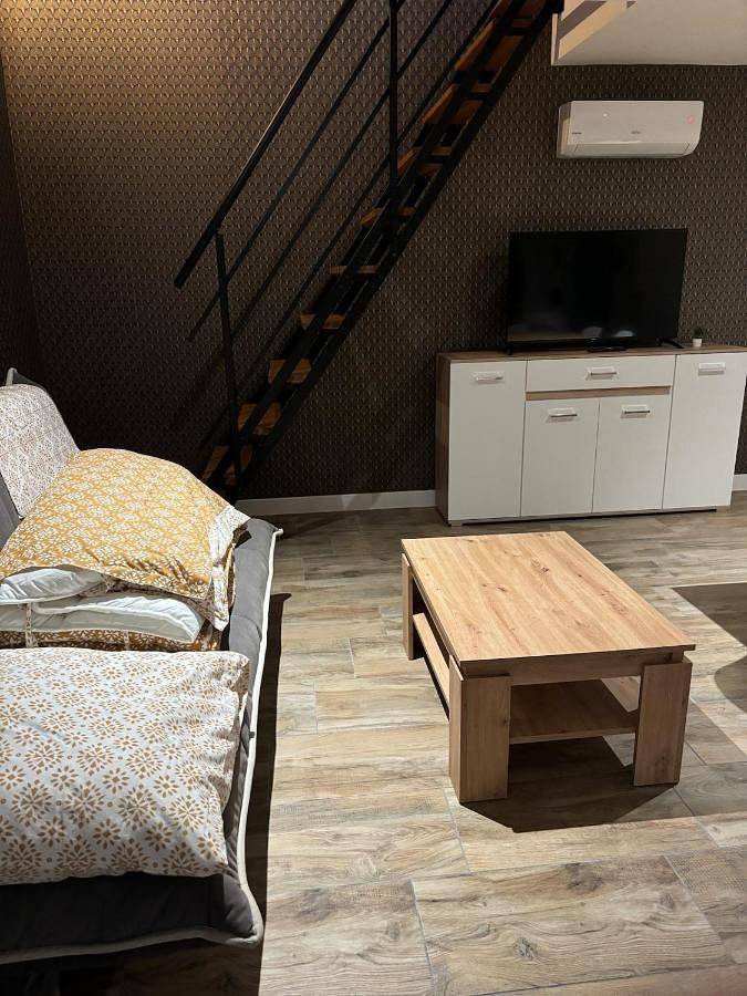 Two-Bedroom House in Montceau-les-Mines, Région de Chalon-sur-Saône