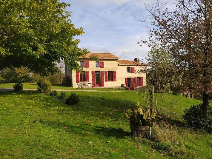Location de vacances pour 14 personnes, avec Terrasse ainsi que Jardin et Vue à La Verrie