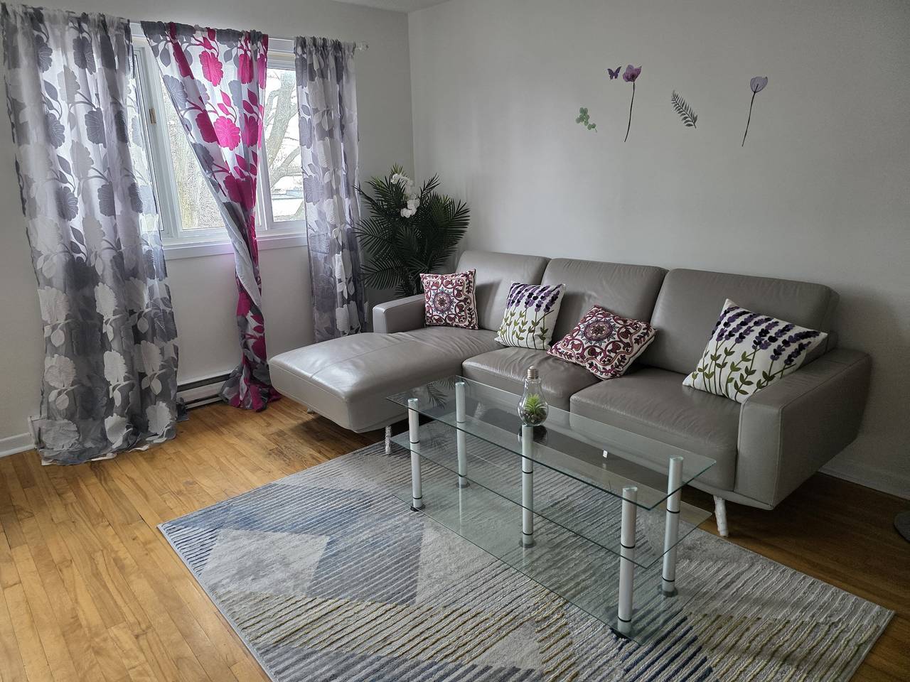 Apartamento entero, Encantador apartamento de 3 dormitorios en la animada ciudad de Montreal in Montreal, Quebec