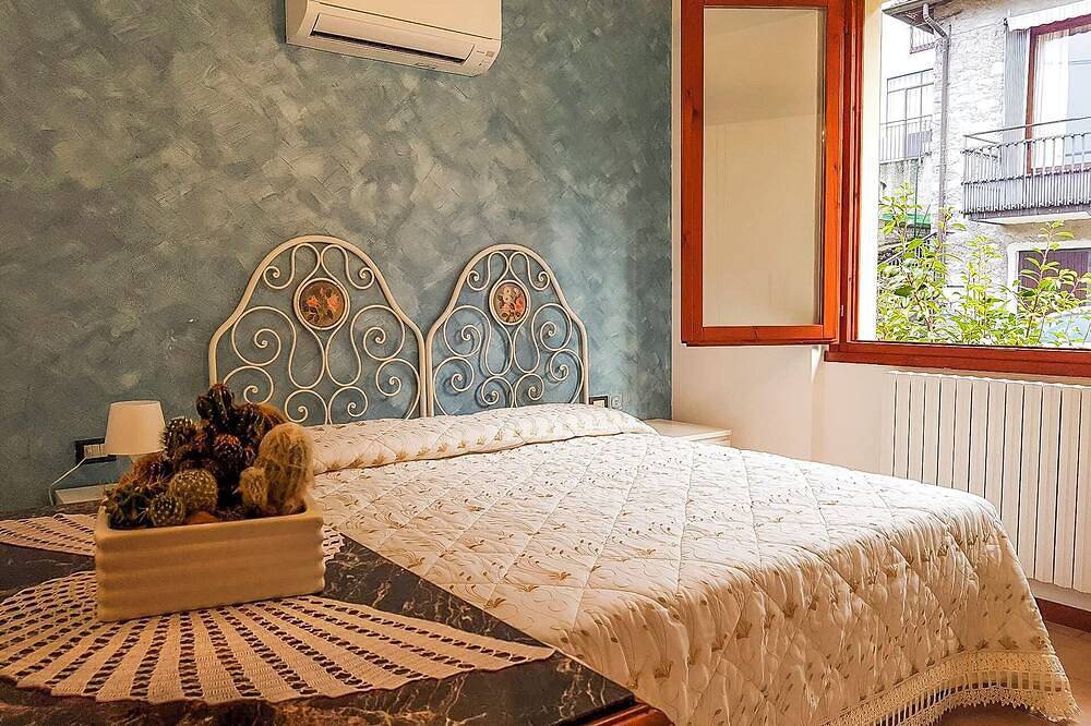 Ganze Wohnung, Geschmackvoll möblierte 2-Zimmer-Wohnung in direkter Seelage mit Pool und Privatstrand in Lezzeno, Comer See