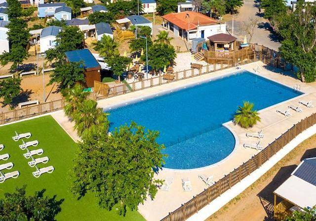 Camping pour 5 personnes, avec terrasse ainsi que piscine et bassin pour enfant, animaux acceptés