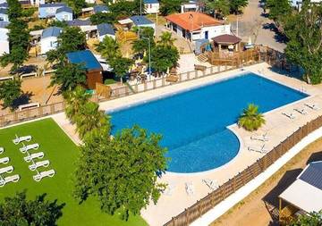 Camping pour 5 personnes, avec piscine ainsi que bassin pour enfant et terrasse, animaux acceptés à Port-la-Nouvelle