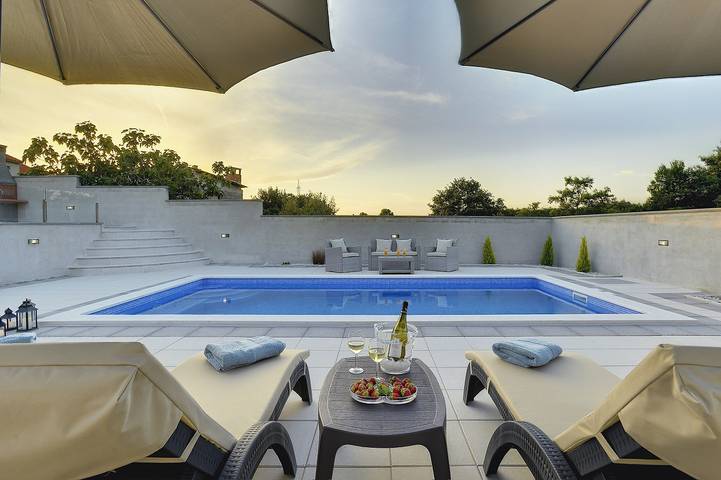 Ferienhaus für 6 Personen, mit Terrasse und Garten sowie Pool in Divšići