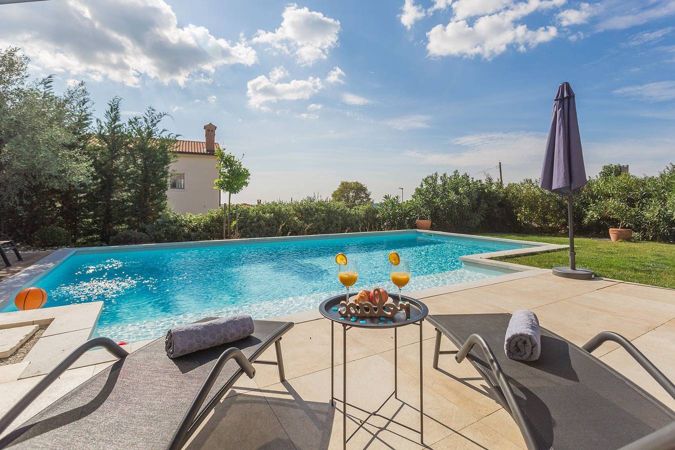 Malerische Villa mit Meerblick, Privatpool, Billard, Bikes, Tischtennis in Sveti Lovreč Pazenatički, Zentralistrien