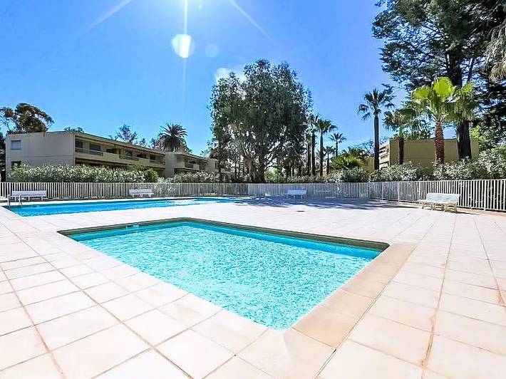 Gîte pour 4 personnes, avec jardin et piscine à Antibes