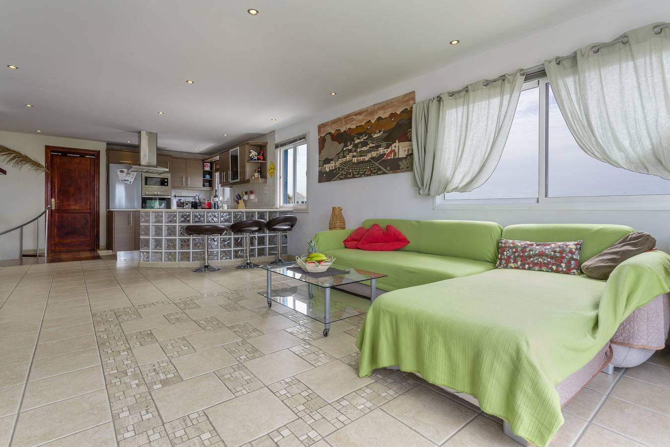 Apartamento entero, Ático con jacuzzi, vistas al mar y al volcán in Playa Bastián, Teguise