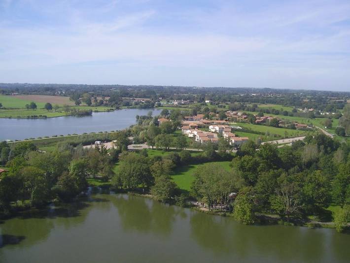 Parc de vacances pour 3 personnes, avec piscine et jardin, animaux acceptés dans Pescalis Moncoutant