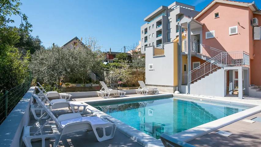 Studio für 2 Personen, mit Terrasse und Pool in Split