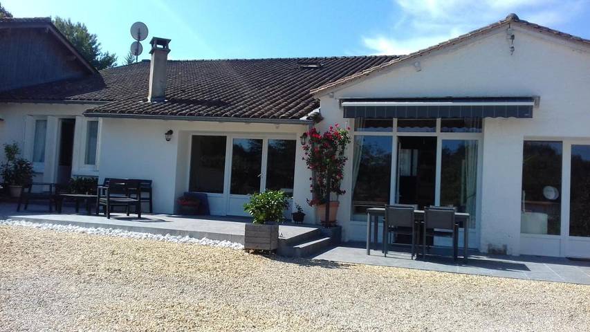 Chambre d’hôte pour 3 personnes, avec vue et terrasse, animaux acceptés à Saint-Aulaye