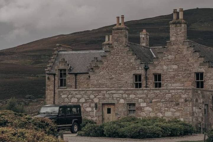 Holiday rental for 16 people, with hot tub and garden as well as sauna in Ballater