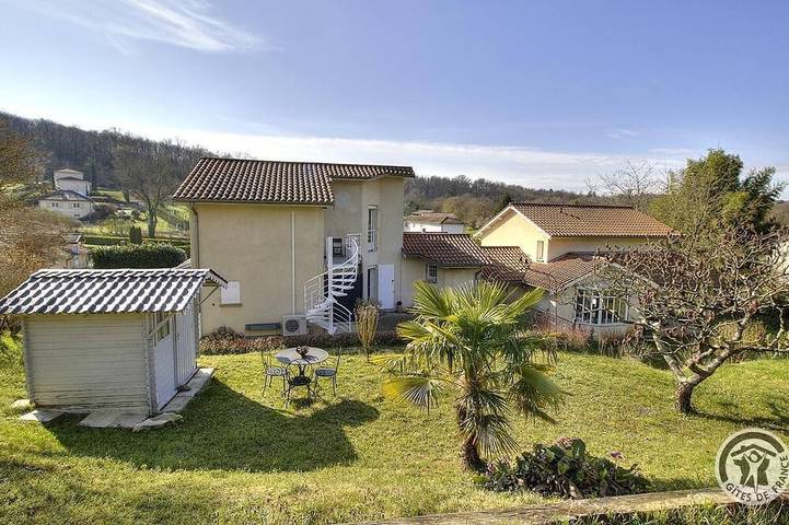 Location de vacances pour 3 personnes, avec jardin à Chaponnay