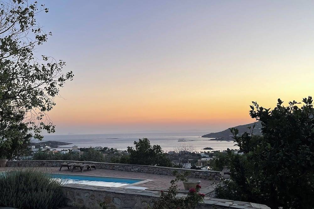 Villa for 8 People in Poseidonia, Syros