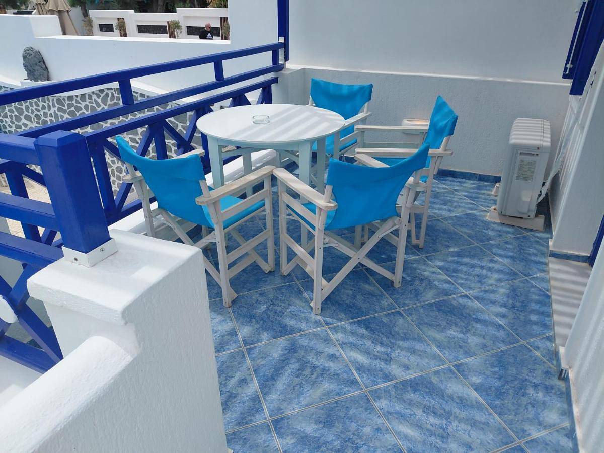 Samson΄s Village in Plage d'Perivolos, Perissa