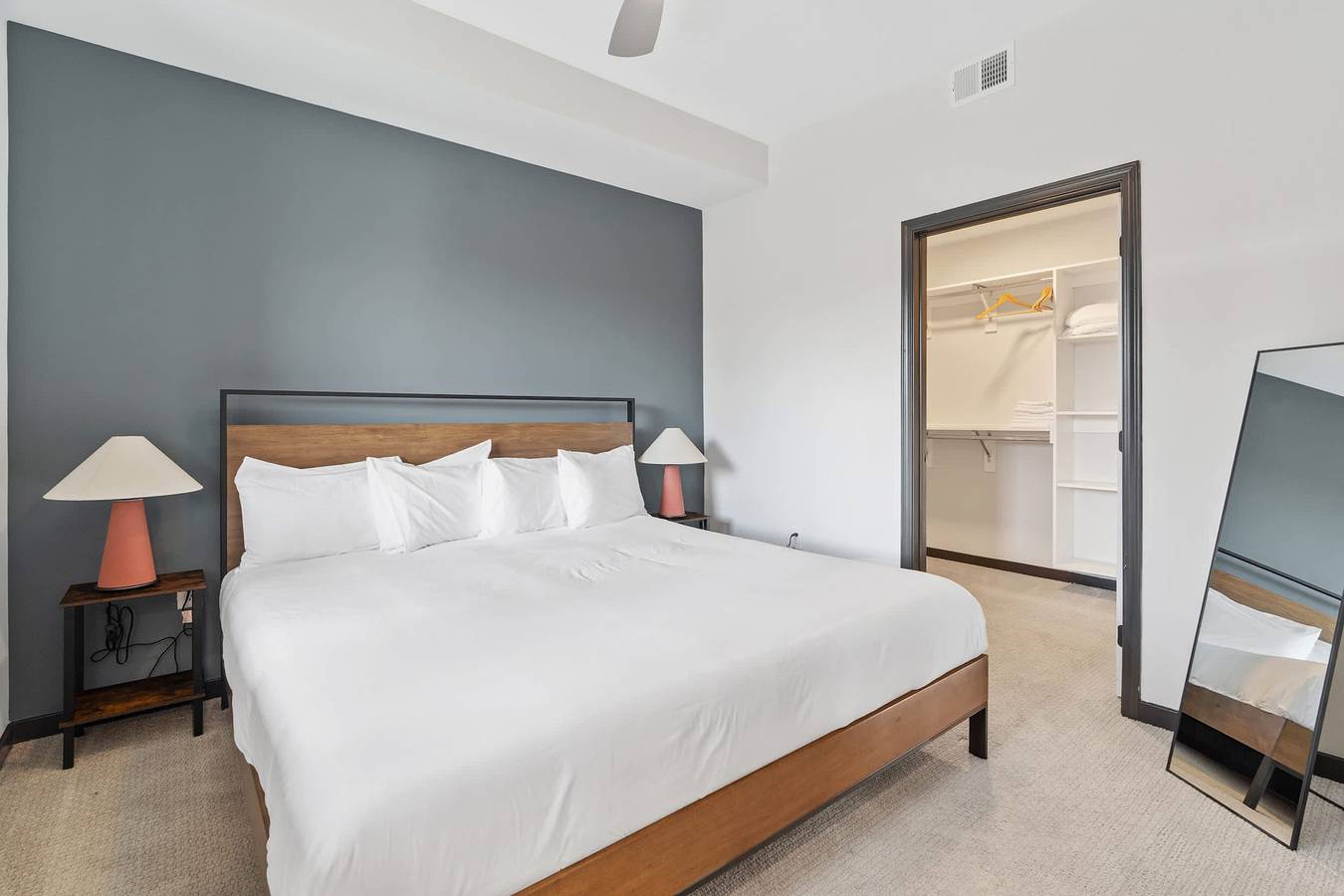 Entire apartment, Cozysuites Mass w parking lounge roof deck 32 in Indianapolis, Indiana