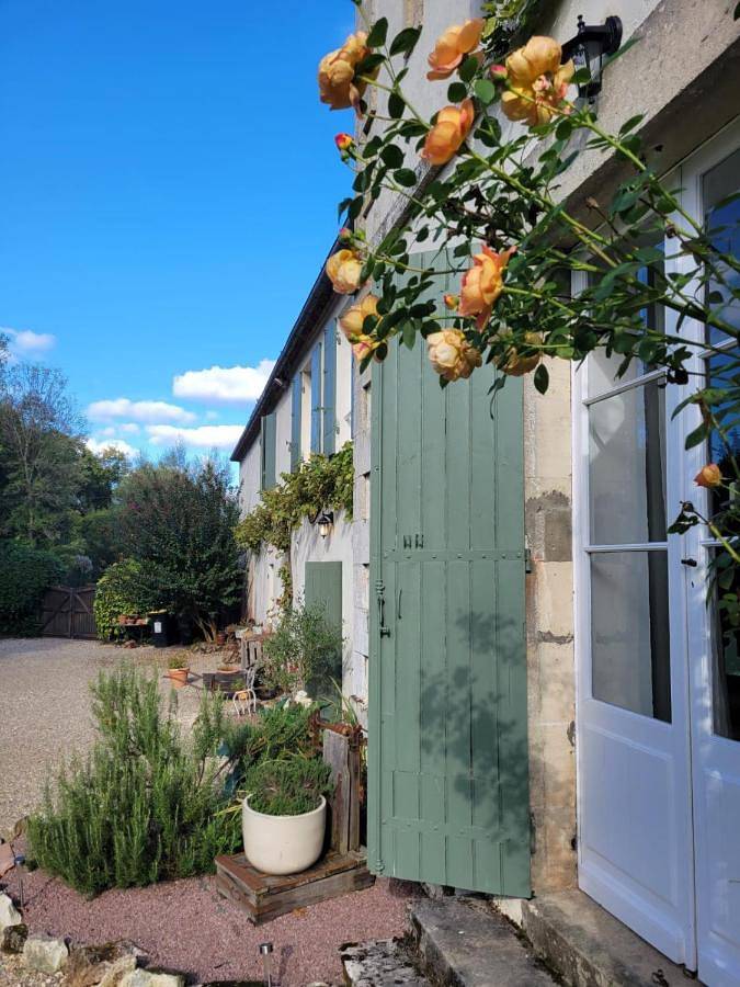 Location de vacances pour 2 personnes, avec terrasse et jardin ainsi que vue et piscine à Saint-Antoine-de-Breuilh - 2