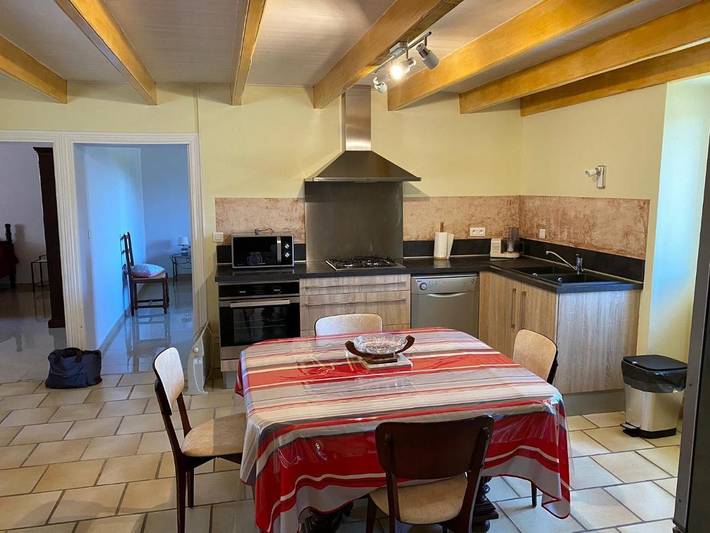 Location de vacances pour 6 personnes, avec jardin ainsi que vue et terrasse à Tréjouls