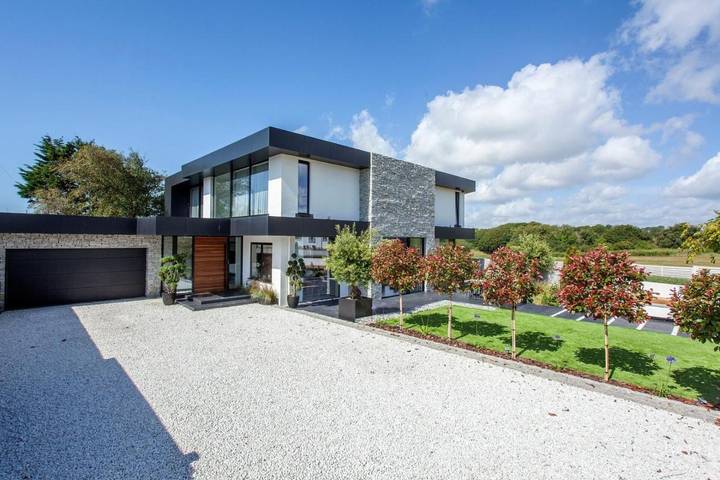 Holiday rental for 8 people, with terrace and pool in Bexhill