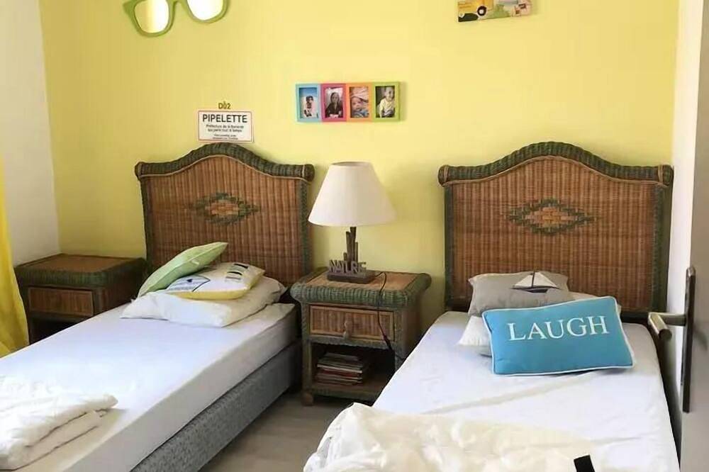 House in a little corner of paradise just a stone's throw from the waves in Hourtin Plage, Hourtin