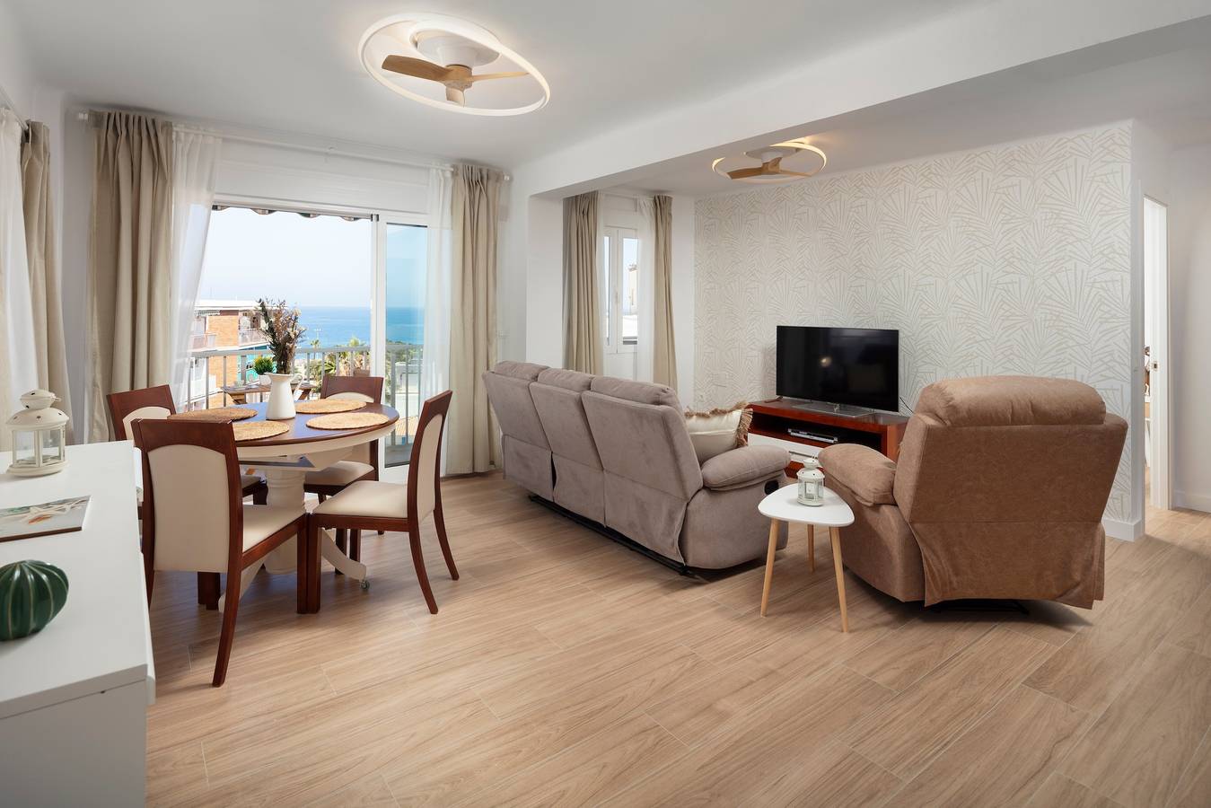Apartamento entero, Apartamento 'Marineros Sureste A111' con vistas al mar, Wi-Fi y aire acondicionado in Playa de Torre del Mar, Torre del Mar