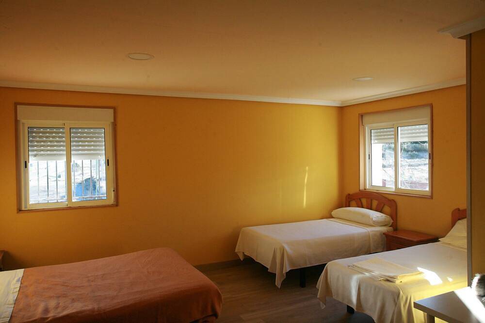 Hostel surrounded by mountains, natural parks and medieval towns in Piñuécar-Gandullas, Madrid Province