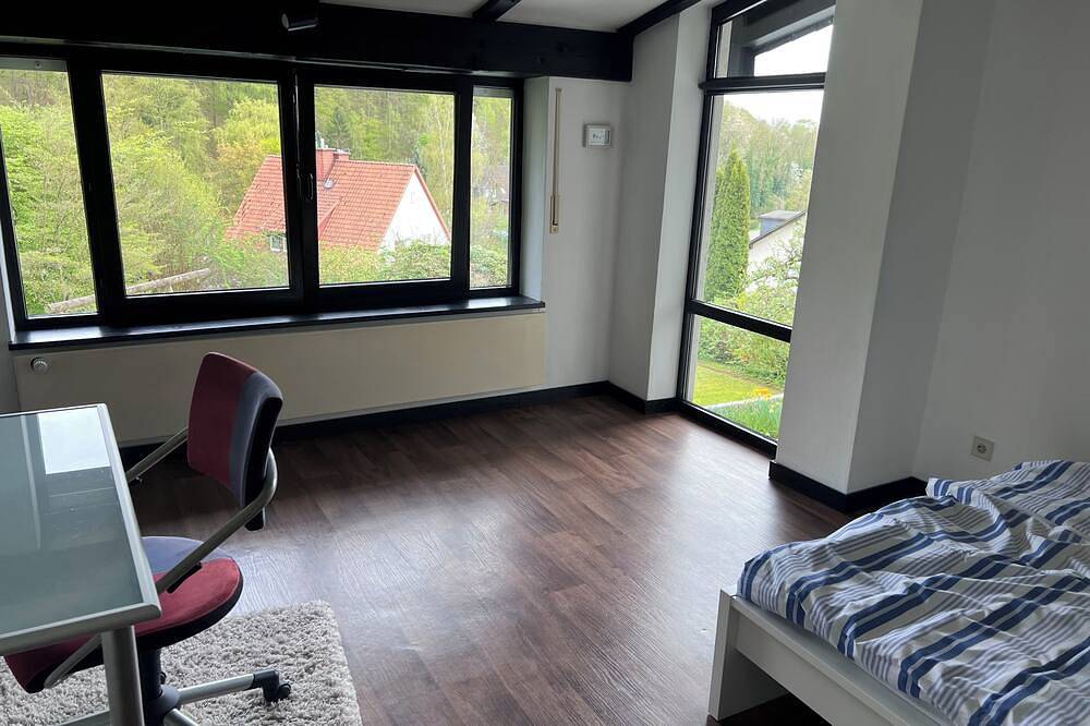 Helles Designhaus mit Talblick und Glasfaser, Freibad 300m, 4km zur A2/Rehren in Hessisch Oldendorf, Weserbergland