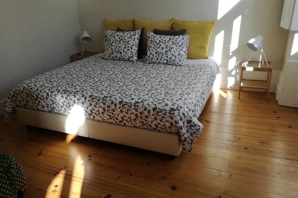 Ah33 - Double or Twin Studio with Balcony - University and Historic Center in Sé Nova (Coimbra), Coimbra