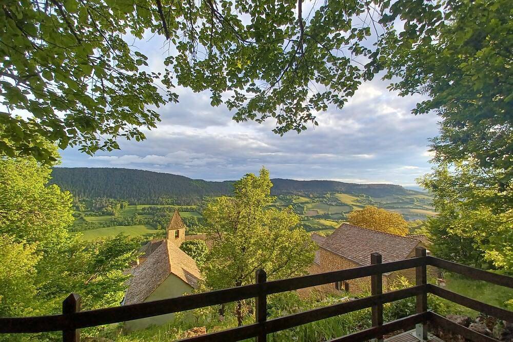 Large family home with character in authentic Lozère village in Grèzes, Macizo Central