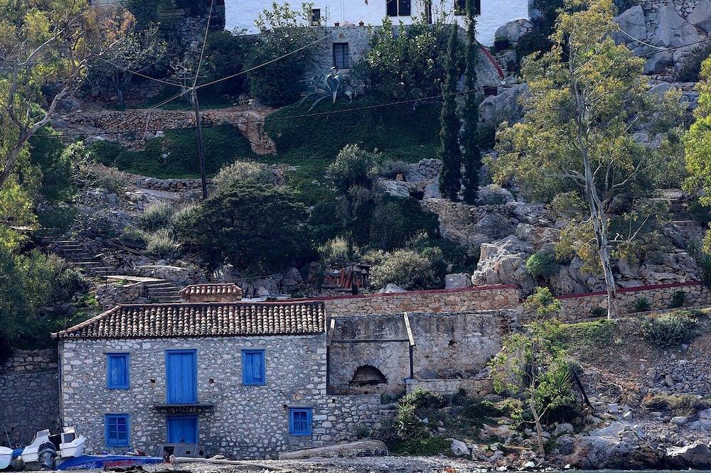 Arbeli House for idyllic sun & sea holidays in Mandraki Bay, Hydra in Mandraki, Hydra