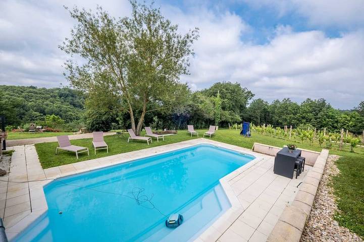 Maison de campagne pour 10 personnes, avec balcon ainsi que jardin et jacuzzi à Teillet