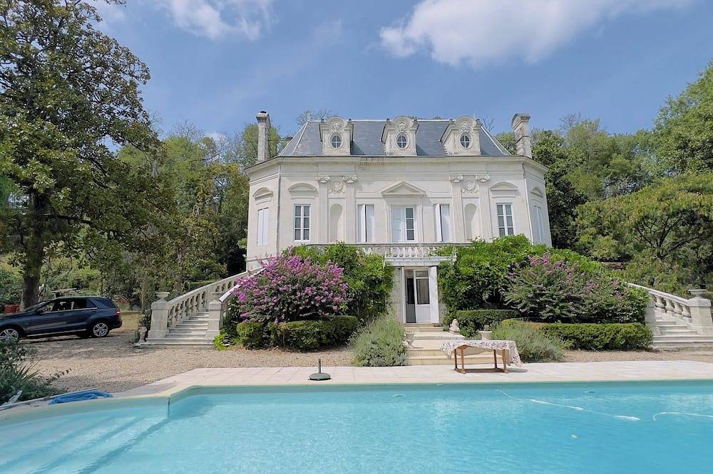 Superb 4-bedroom Chateau in a private setting of 4 hectares of woodland. in Coutras, Región de Libourne