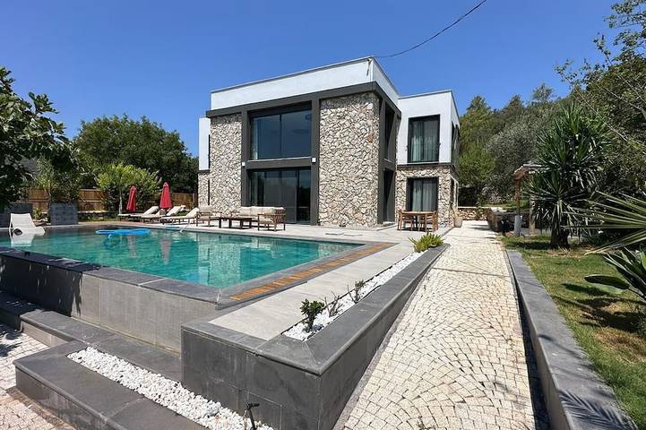 Villa for 7 people, with garden and hot tub in Kayaköy