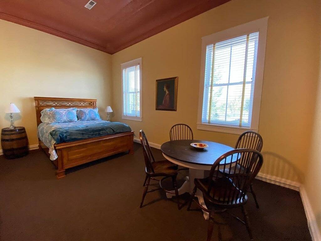 Ganze Wohnung, Stay in Crozet Train Suite in Downtown Crozet in Crozet, Albemarle County