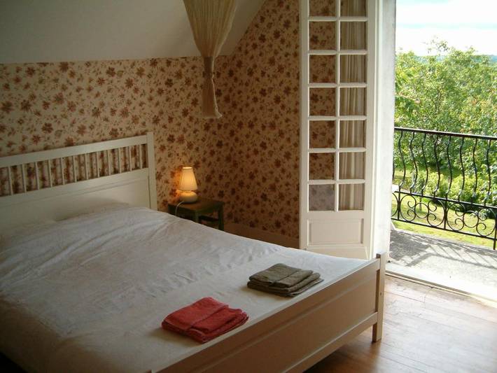 Location de vacances pour 6 personnes, avec jardin ainsi que vue et piscine, adapté aux familles dans Beyssac - 3
