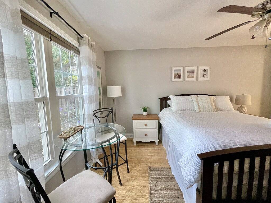 Ganze Wohnung, Pet-friendly guest suite. Private fenced yard. 2 min walk to beach. in Carolina Beach, Pleasure Island