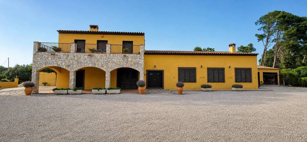 Maison de campagne 'Les Cabretes Vilanova De La Muga' avec vue sur la montagne in Peralada, Haut-Ampurdan