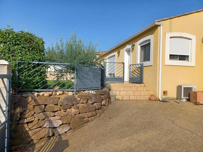 Location de vacances pour 6 personnes, avec piscine et terrasse à Cazedarnes