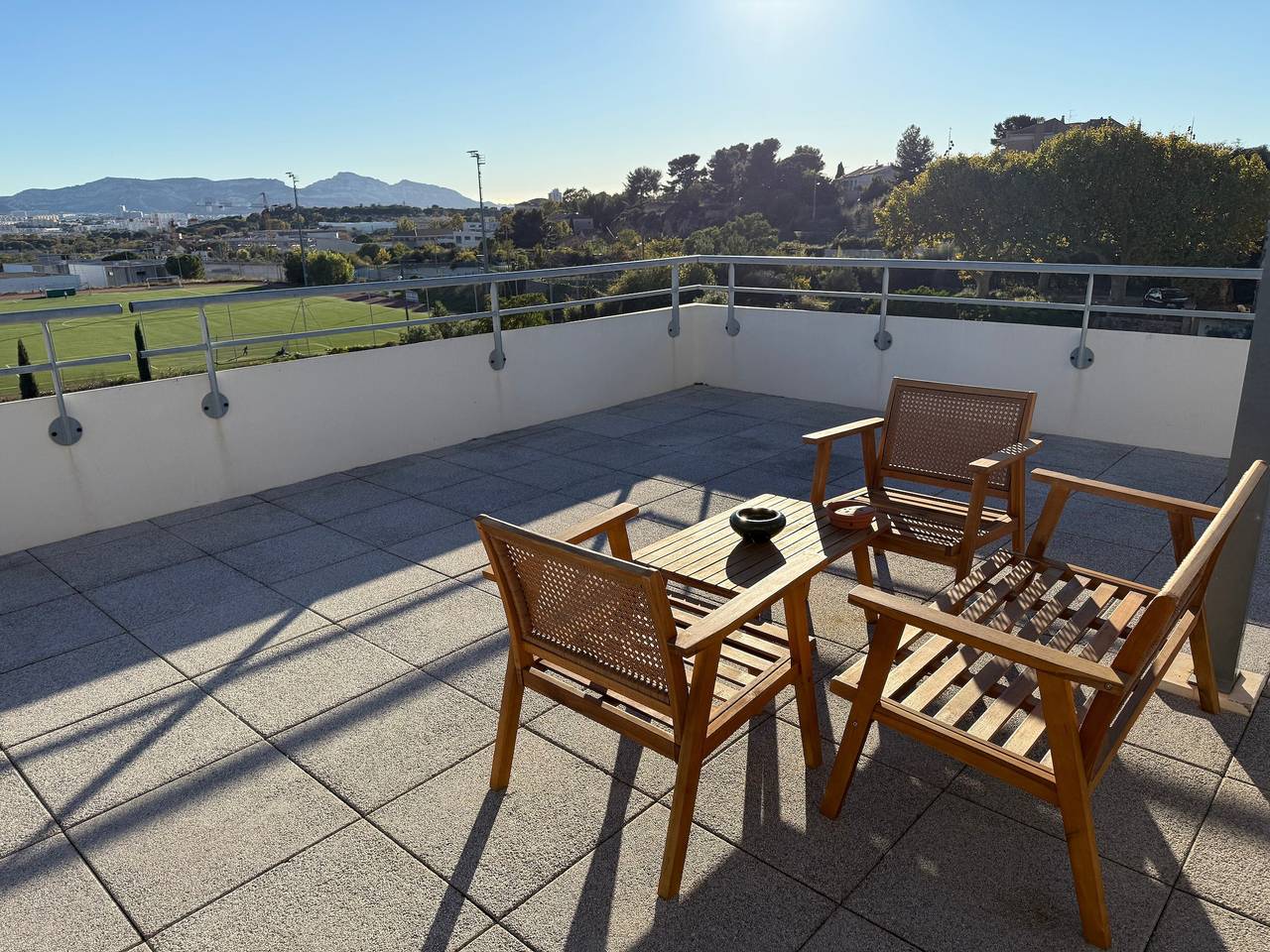 Apartamento entero, Apartamento 'Tranquilo de 3 dormitorios con terraza en la azotea' y terraza compartida in Marsella, Marsella region